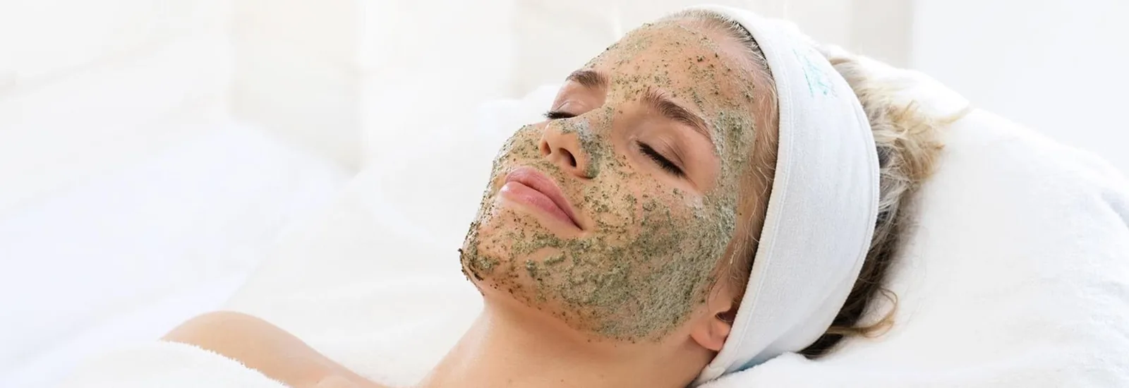 Green Peel urtepeeling lagt p&aring; ansiktet